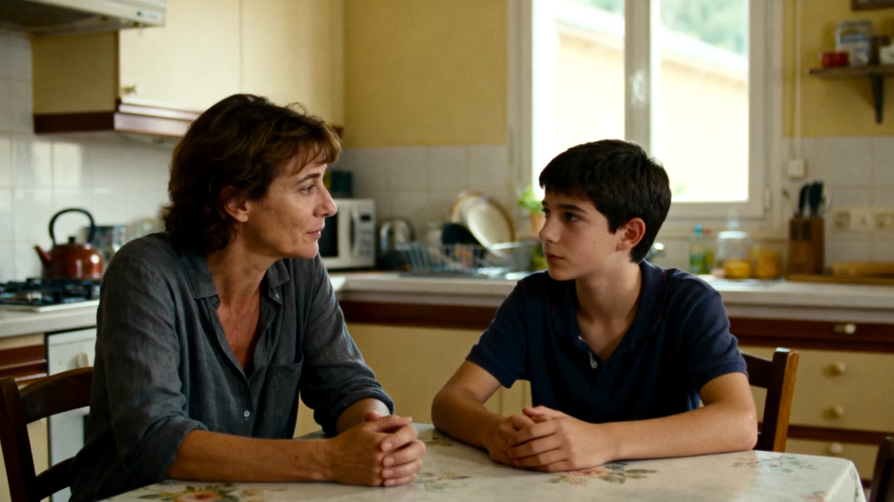 Comment les parents peuvent-ils établir des limites claires et cohérentes avec leurs adolescents tout en maintenant une relation de confiance et d'ouverture, lorsque la permissivité excessive a créé un déséquilibre dans la dynamique familiale ?"